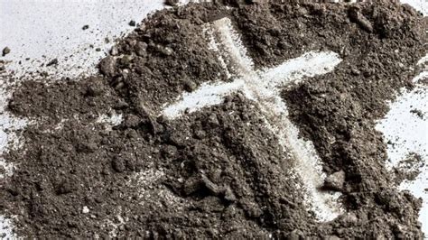 Znak kríža z popola na čele veriaceho