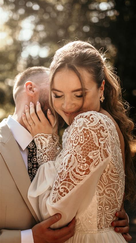 Fotografia šťastného svadobného páru v romantickom exteriéri