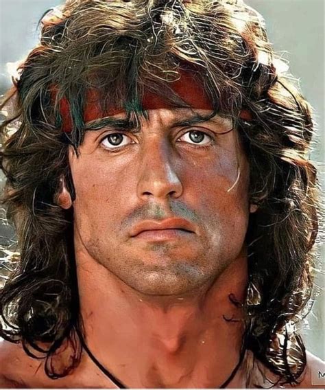 Sylvester Stallone ako John Rambo v ikonickej póze