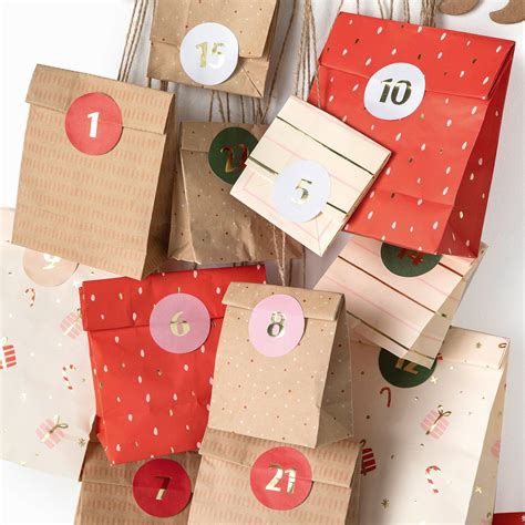 Koláž rôznych nápadov na obsah adventného kalendára: sladkosti, malé hračky, kozmetika, poukazy