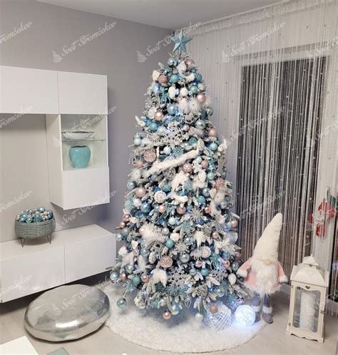 Vianočný stromček s ružovými a modrými ozdobami