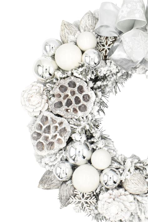 Zasnežený vianočný stromček s bielymi a striebornými ozdobami