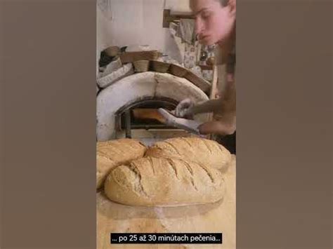 Snímka z tradičného gazdovania a pečenia chleba v dobovej peci