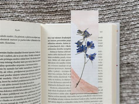 ilustračná fotografia knižnice alebo otvorenej knihy s jarnými kvetmi