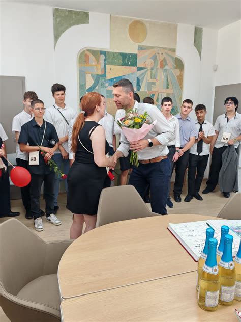 Ilustrácia rozlúčky s deviatakmi, skupina študentov s učiteľmi