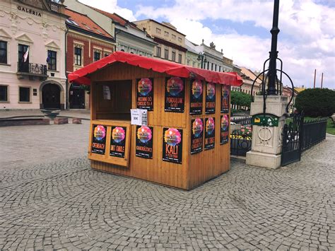 Ilustrácia parížskej ulice so stánkami s jedlom a pitím