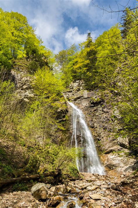 Šútovský vodopád s farebnou jesennou scenériou