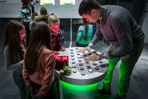 Deti skúmajú exponáty vo vedeckom centre