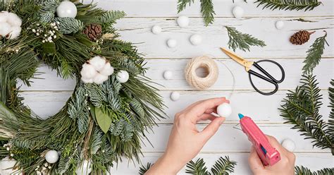 nápady na ručne vyrobené vianočné ozdoby (sušené kolieska ovocia, badián, škorica, machové gule)