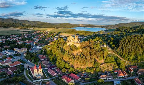 malebná scenéria Spiša s hradom v pozadí alebo historickým kaštieľom