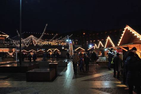 Fotografia stánku s ručne vyrábanými vianočnými darčekmi a dekoráciami