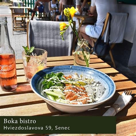 Fotografia bohato prestretého bufetového stola s jedlami a nápojmi