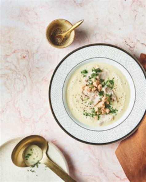 Ilustrácia marcipánového kapra alebo 3D jedlého kapra na narodeninovej torte