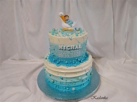 Vrstvená modrá torta s ombre efektom a hladkou krémovou polevou