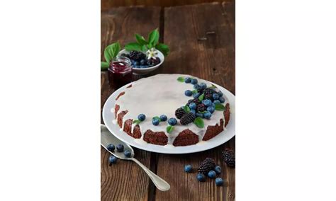 Mramorovaná modro-červená torta s hladkou polevou