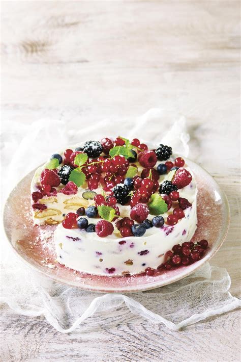 Hotová nepečená raw torta s modrou spirulinou a ovocím