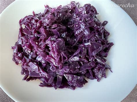 Prírodné farbivá ako červená kapusta a kakao pre farbenie tort