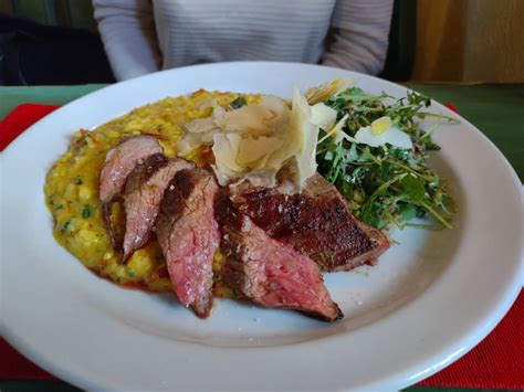 Fotografia taniera s jahňacinou alebo steakom z reštaurácie Zubačka