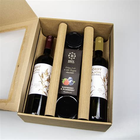 Darčeková krabica s fľašou vína a dvoma vygravírovanými pohármi.