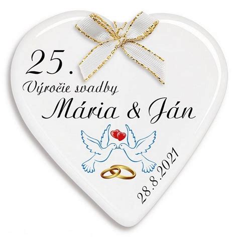 Koláž rôznych personalizovaných darčekov k výročiu svadby.