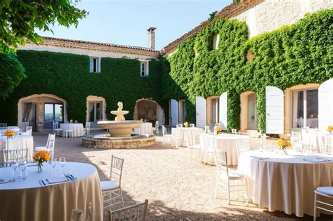 Záber na romantické prostredie francúzskeho sídla Château Miraval, kde sa konala svadobná ceremónia.