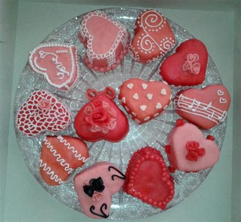 Rôzne valentínske srdiečkové perníky a koláčiky