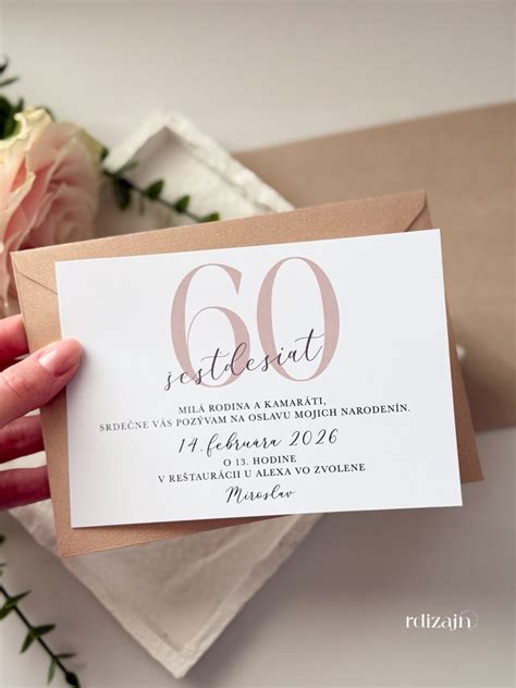 Tematická ilustrácia kreatívnych DIY nápadov na narodeninové pozvánky, napríklad trblietky, pečate, 3D prvky, menovky.