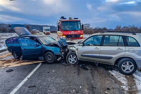 Kresba dvoch ľudí rozprávajúcich sa pri plánovaní udalosti
