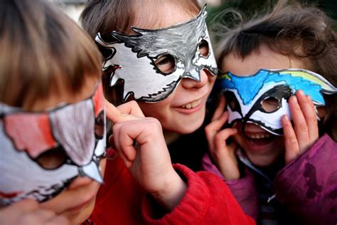 deti s vyrobenými maskami a omaľovánkami