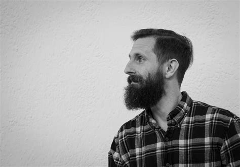 detailná fotografia dieťaťa, ktoré sa snaží preniesť drobný predmet slamkou