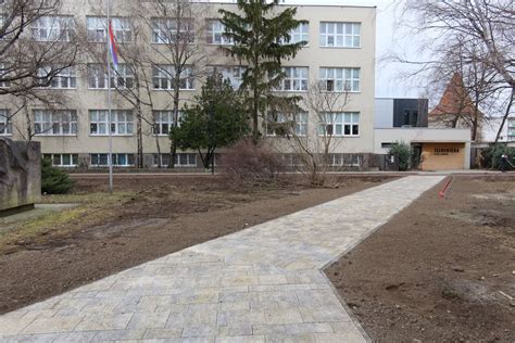 Archívna fotografia budovy Štátnej odbornej školy kovorobnej na Námestí SNP