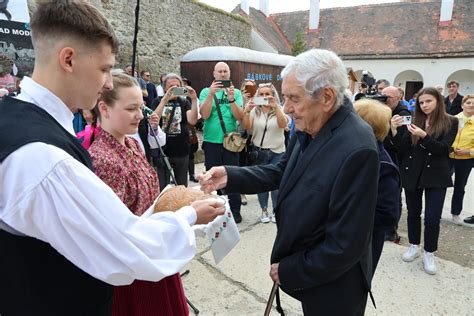 Scéna z divadelnej inscenácie s Štefanom Kvietikom