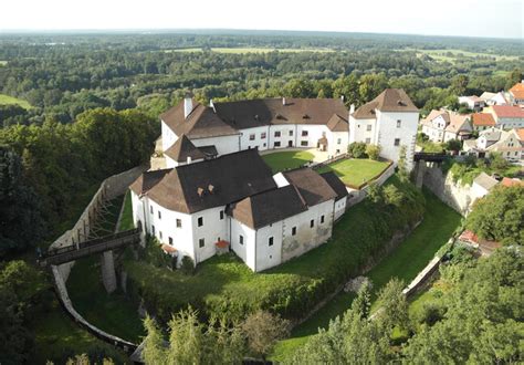 Tematické foto Levického hradu v mestskom prostredí