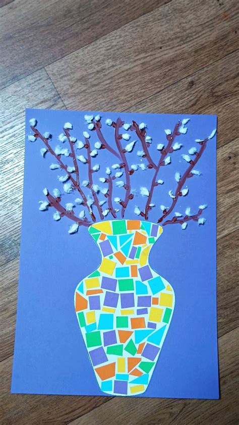 váza s ľudovou výšivkou