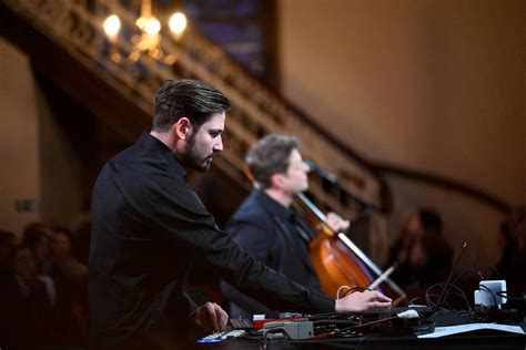 Ilustračná fotografia mladých ľudí na hudobnom podujatí