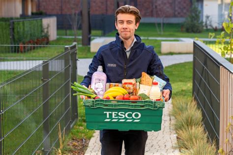ilustračné foto: žena nakupujúca cez mobilnú aplikáciu Tesco Online nákupy