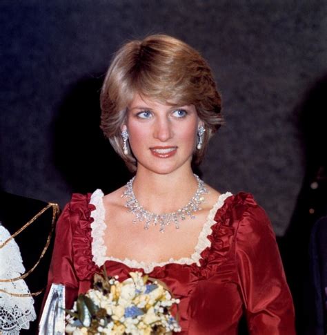 Tematické foto: Princezná Diana vo svadobných šatách s princom Charlesom