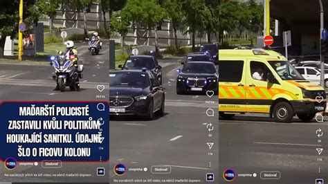 Záchranné vozidlo so zapnutými majákmi stojace na zasneženej ulici pred osvetleným domom počas vianočnej noci