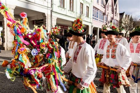 Fotografia veselého fašiangového sprievodu v maskách na východnom Slovensku