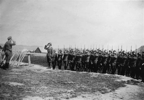 Archívna snímka: Mužstvo a veliteľ 18. delostreleckej batérie, ktorá sa na jeseň 1944 zúčastnila Slovenského národného povstania