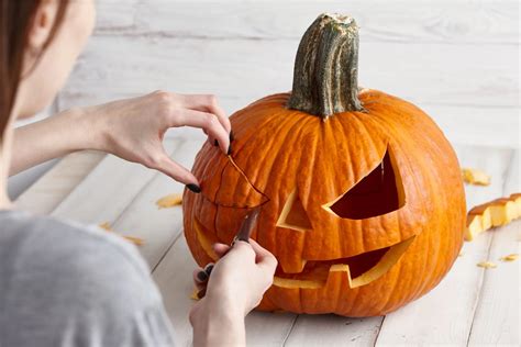 Informačná schéma: Postup vyrezávania halloweenskej tekvice od výberu plodu až po finálne osvetlenie