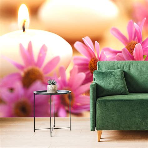 Ilustračná fotografia cintorína so zapálenými sviečkami a kvetmi