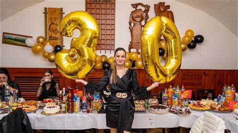 Ilustračná fotografia oslavy 30. narodenín s darčekmi a balónmi.