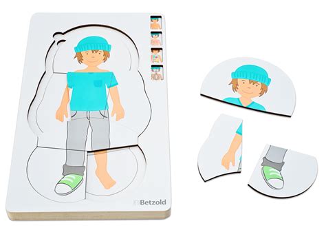 Tematické foto: chlapec skladajúci 3D puzzle