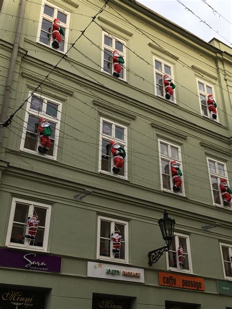 Záber na vianočnú výzdobu v priestoroch školy alebo vianočný nápis v obci Šenkvice
