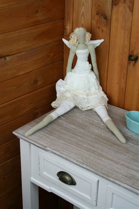 Látkový anjel vyrobený z drevenej formy