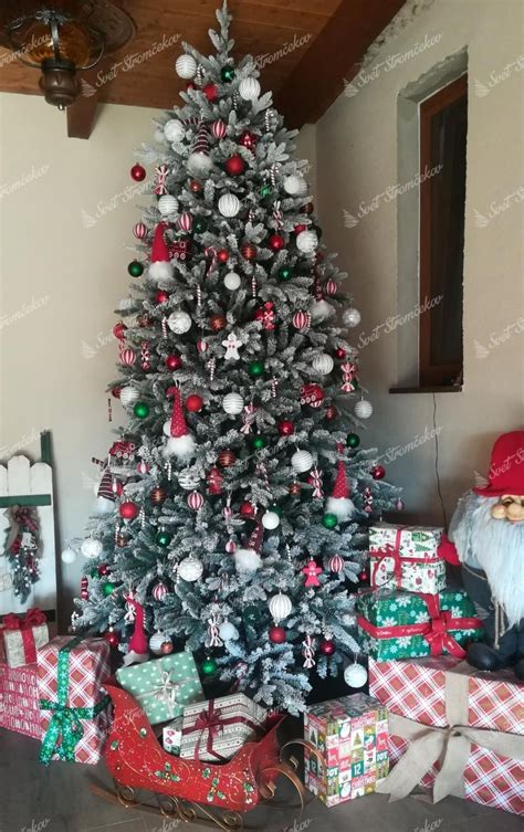Zasnežený vianočný stromček s ozdobami v tvare snehových vločiek a cencúľov