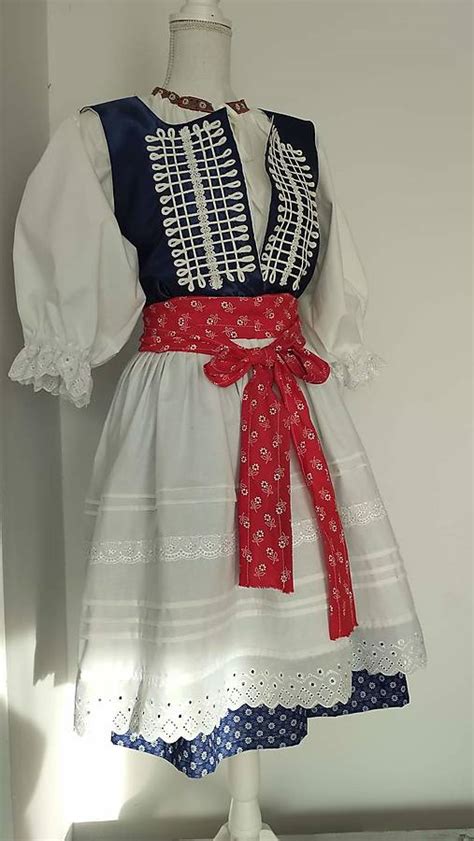detail na tradičnú slovenskú svadobnú partu a ľudový kroj nevesty