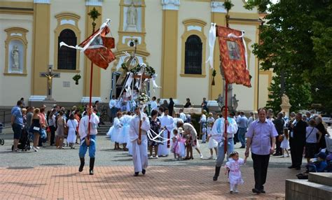 lodná procesia na jazere počas sviatku Božieho tela v Rakúsku.
