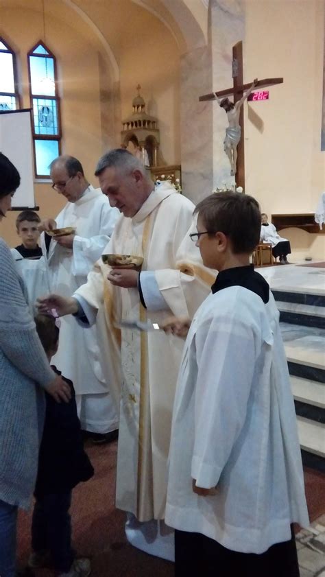 Rodina v kostole počas svätej omše, dieťa sa pozerá na oltár